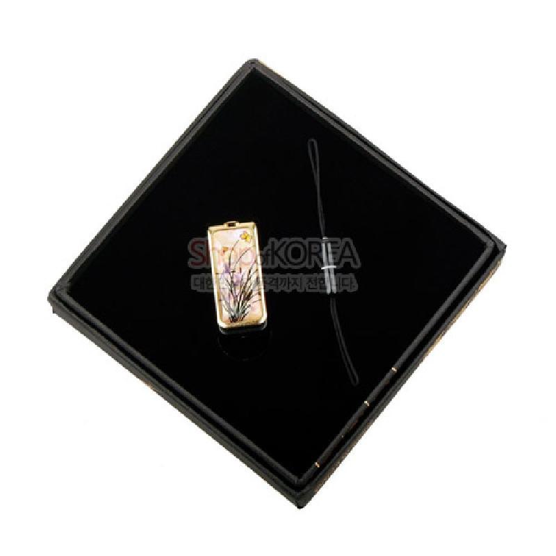 자개 상감 기법으로 난초 문양을 넣은 직사각형 금속 USB 메모리, 은은한 분홍·황금색 조화와 매끈한 광택 표면 장식. 자개 상감 기법으로 난초 문양을 넣은 직사각형 금속 USB 메모리, 은은한 분홍·황금색 조화와 매끈한 광택 표면 장식.