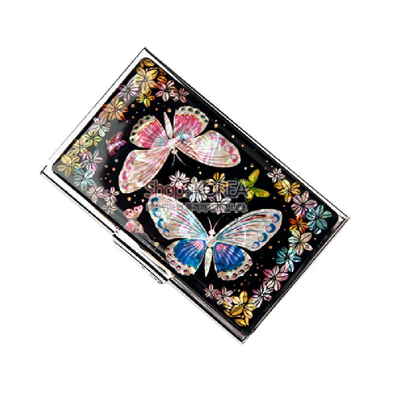 흑색 바탕 위에 자개 상감 기법으로 표현된 나비와 꽃무늬, 다채로운 오색 광택이 돋보이는 금속 명함케이스.