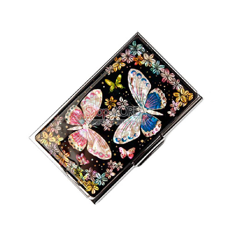 검은 바탕 위 자개 상감 기법으로 표현된 나비와 꽃 문양, 다채로운 파스텔 색감이 돋보이는 금속 명함케이스.