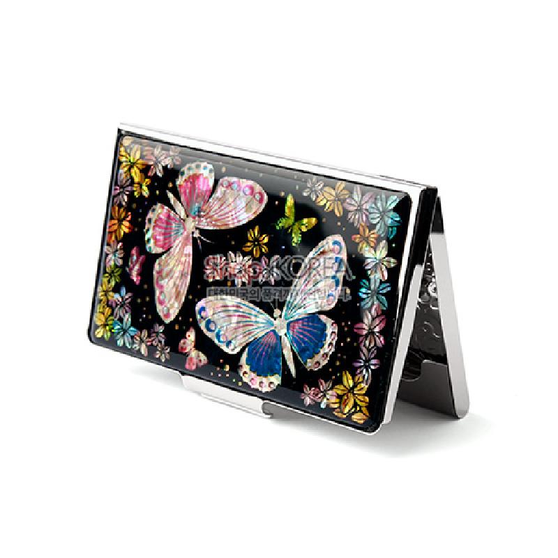 검은 바탕 위 화려한 자개 상감으로 표현된 나비와 꽃문양이 돋보이는 금속 명함케이스.