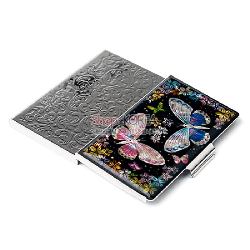자개 상감 기법으로 표현된 화려한 나비와 꽃 문양, 검은 바탕의 대비와 금속 양각 무늬 뒷면이 특징인 명함케이스.