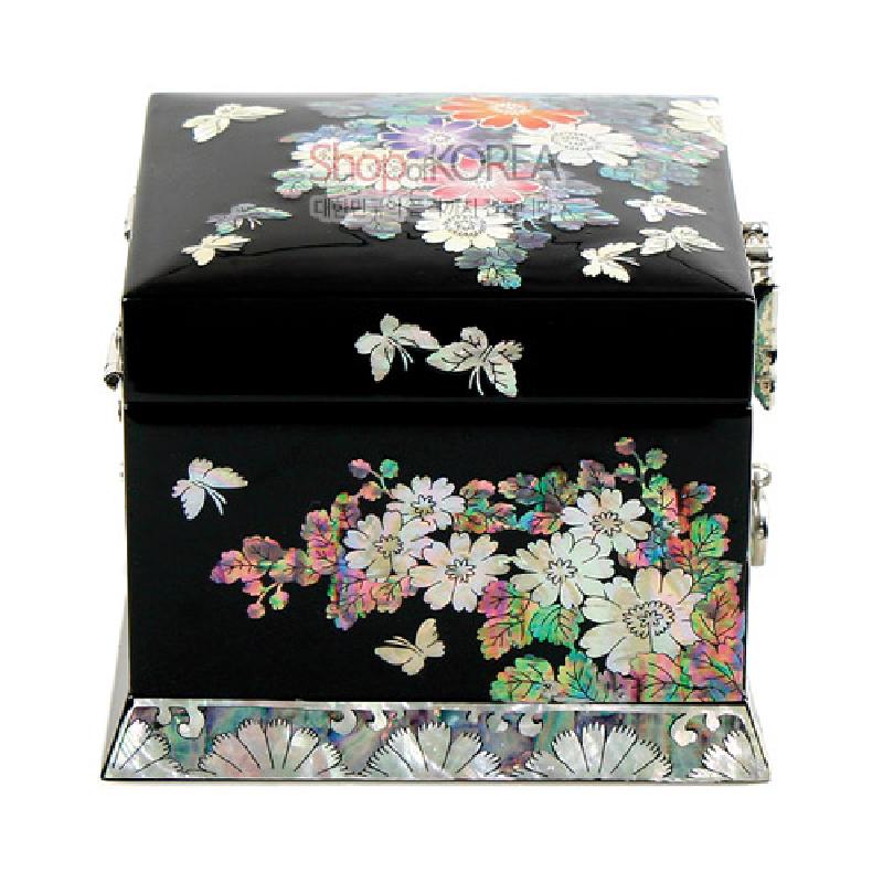 흑색 옻칠 바탕에 자개 상감으로 꽃과 나비 문양을 장식한 1단 서랍 보석함.