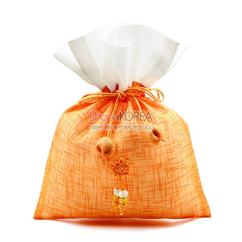 노랑색 모시 원단에 격자 무늬가 더해진 복주머니, 장식 매듭과 노리개 포인트가 있는 전통 매듭 장식 주머니.