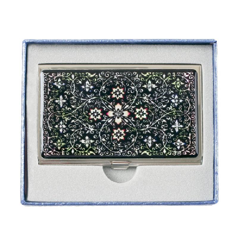 검은 바탕 위 자개 상감으로 표현된 화려한 당초문과 꽃문양 장식이 돋보이는 금속 명함집.