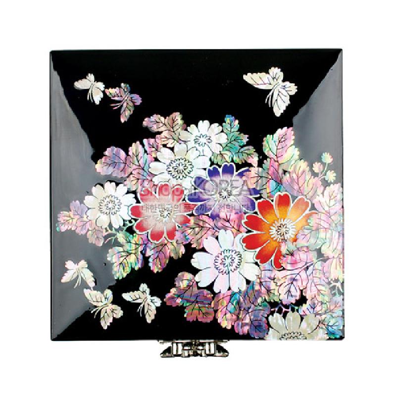 흑색 옻칠 바탕에 자개 상감 기법으로 화려한 꽃과 나비 문양을 더한 1단 서랍 보석함.