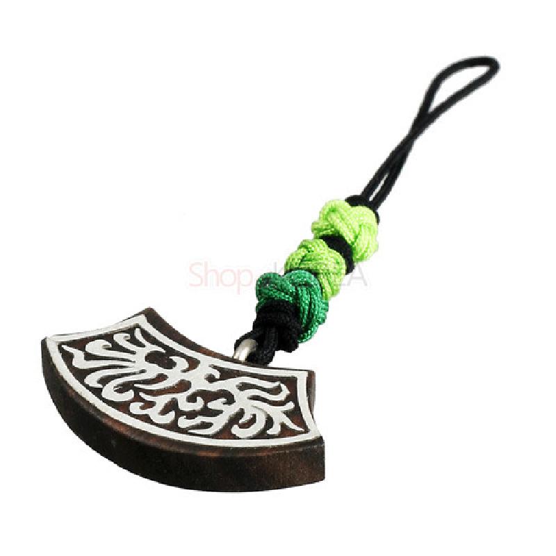 흑단 소재 부채 모양 장식에 은색 꽃무늬를 새기고, 녹색·검정 매듭끈을 더한 열쇠고리