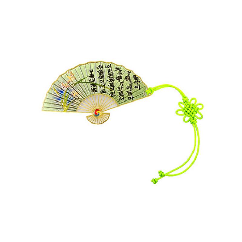 금속 테두리의 부채형 책갈피에 훈민정음 서체와 난초 문양, 형광 녹색 전통 매듭 장식이 어우러진 디자인.