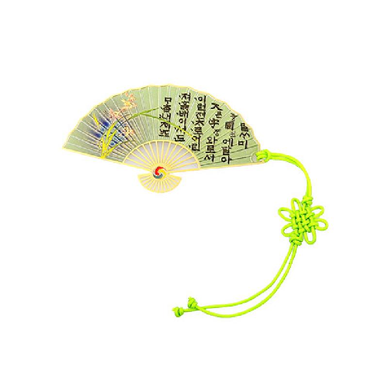 연녹색 부채 모양 금속 책갈피에 훈민정음 글귀와 난초 문양, 중앙 태극 문양과 형광 그린 전통 매듭 장식이 어우러진 디자인.