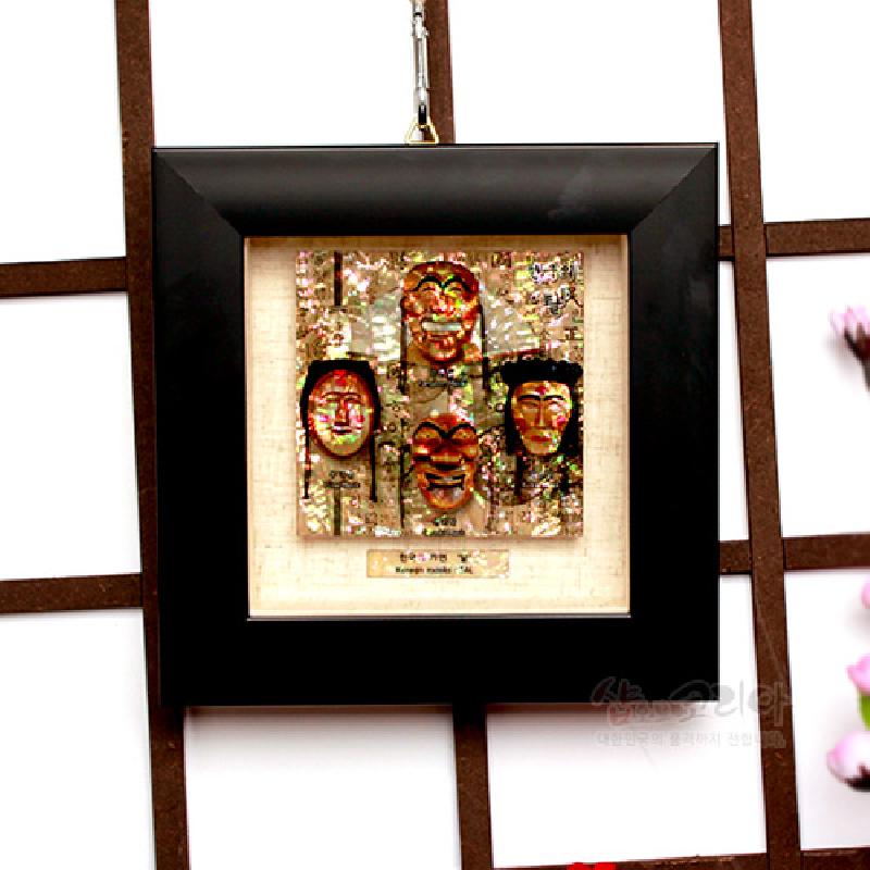 자개 상감 기법으로 하회탈 문양을 표현하고 검은 옻칠 나무 액자로 마감한 미니 벽걸이 액자.