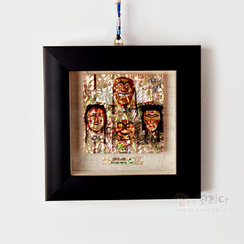 검은 원목 액자 속 자개 상감 기법으로 표현된 오색 하회탈 문양 장식 미니벽걸이 액자.