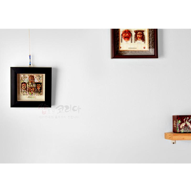 자개 상감 기법으로 하회탈 문양을 표현한 옻칠 배경의 사각 미니 액자 장식.