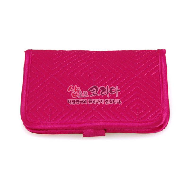 선명한 분홍색 비단 재질에 사각 격자 누비 기법으로 패턴을 넣은 전통 스타일 카드지갑. 선명한 분홍색 비단 재질에 사각 격자 누비 기법으로 패턴을 넣은 전통 스타일 카드지갑.