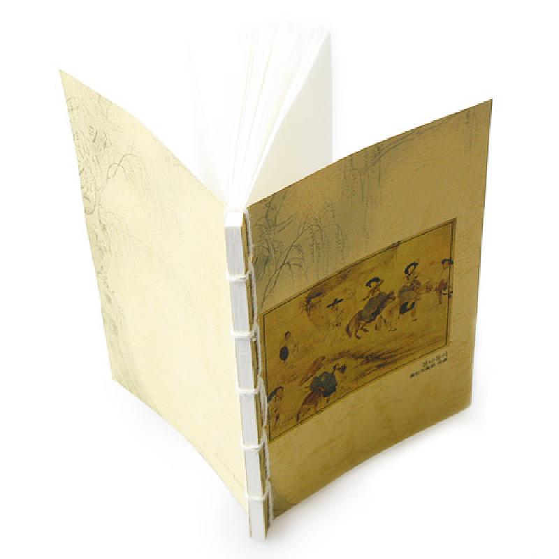 전통 한지 재질의 중철 노트, 표지에淡갈색 배경과 봄나들이 풍속화를 인쇄한 한국화 문양 장식.