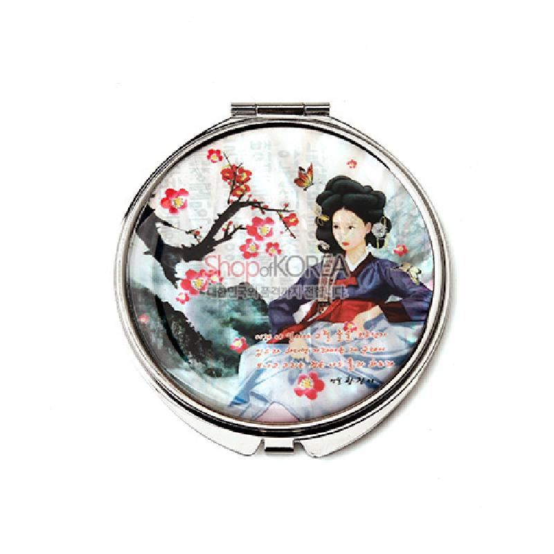 자개 장식을 넣은 금속 손거울, 한복을 입은 인물과 매화나무, 나비 문양이 화려한 색채로 그려진 디자인.