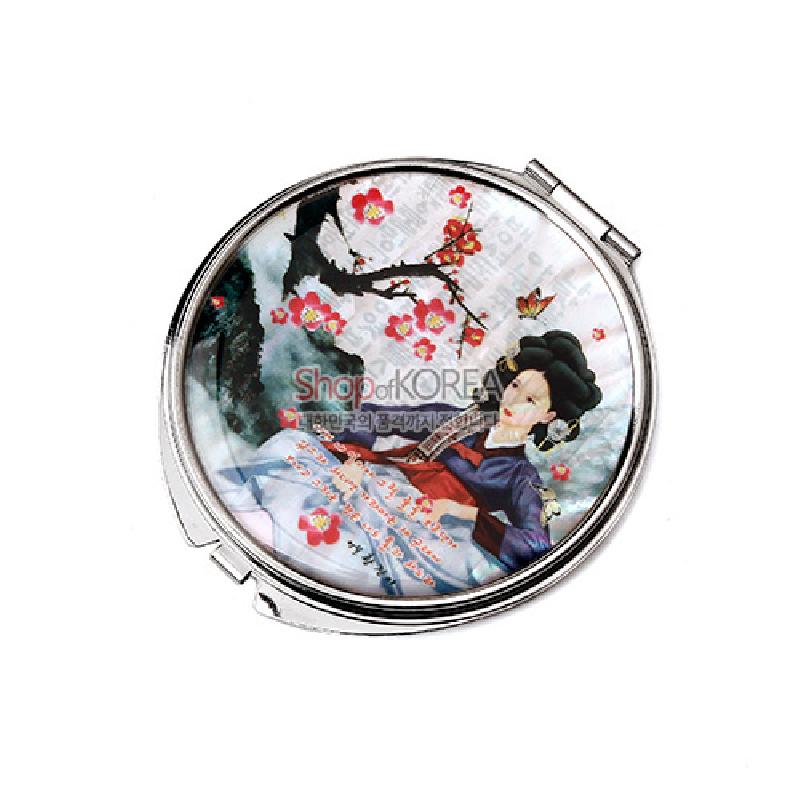 자개 바탕 위에 옻칠 처리된 금속 프레임, 매화와 인물 그림이 어우러진 원형 손거울.