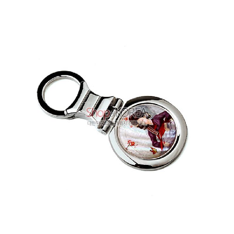 나전 자개 바탕 위에 황진이 인물화를 채색한 원형 장식, 금속 손잡이 결합 구조의 손거울.