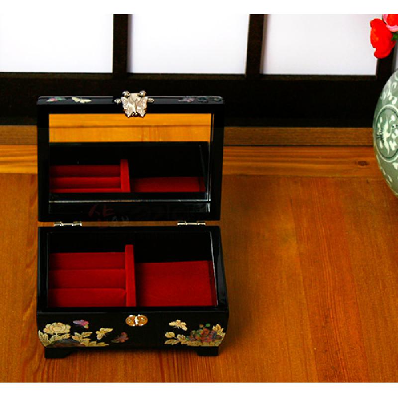 흑색 옻칠 위 자개 상감으로 목단과 나비 문양을 장식하고, 내부는 붉은 벨벳 칸막이와 거울을 갖춘 직사각 보석함.
