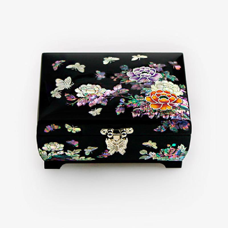 흑색 옻칠 바탕에 자개 상감으로 목단과 나비 문양을 수놓은 금속 잠금장식 직보석함.