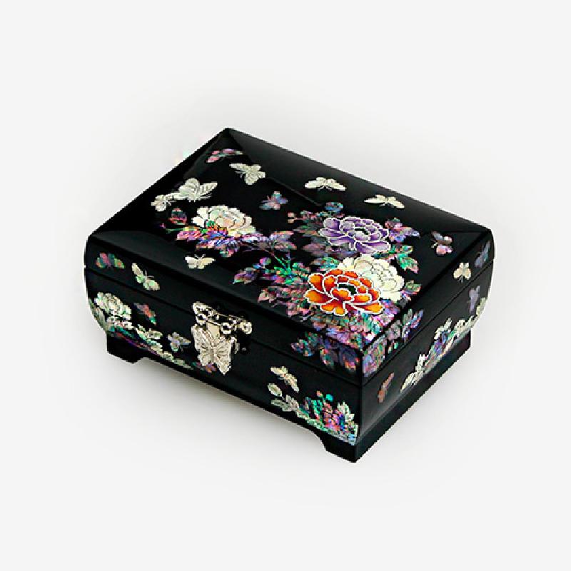 흑색 옻칠 바탕에 자개 상감으로 목단꽃과 나비 문양을 섬세하게 표현한 직사각형 보석함.
