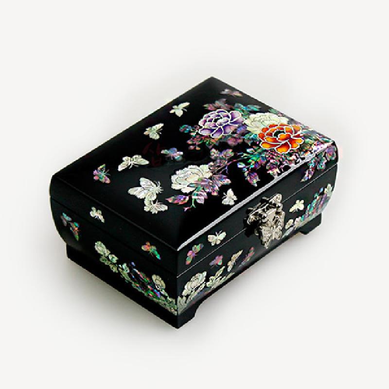 흑색 옻칠 위 자개 상감으로 목단꽃과 나비 문양을 표현한 직사각 보석함, 금속 잠금장식 포인트의 공예품.