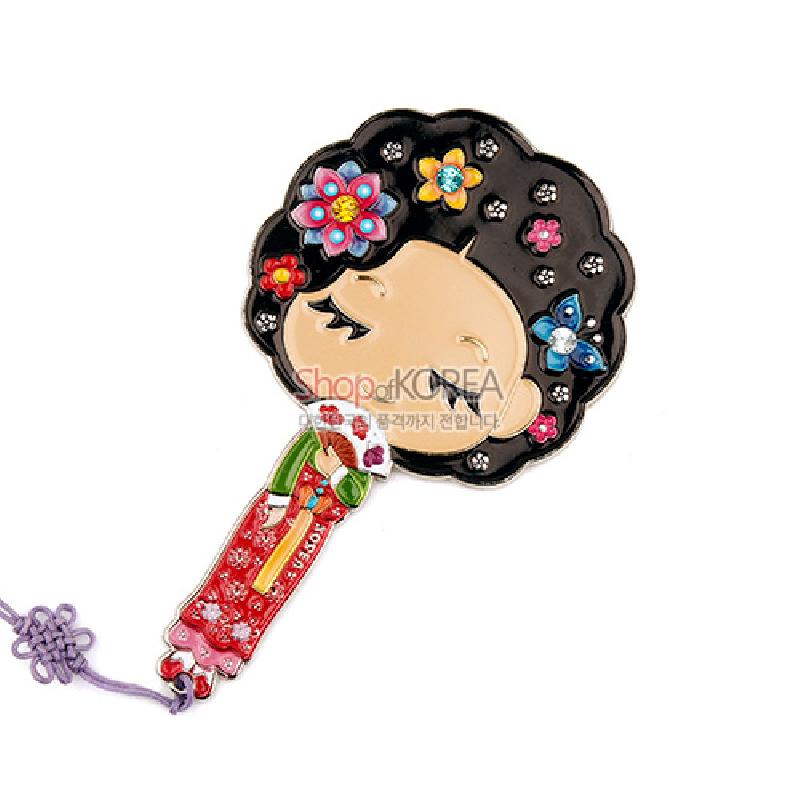 금속 재질에 화려한 채색으로 황진이 얼굴과 한복 차림 전신을 표현한 손거울, 꽃문양 장식과 매듭끈 장식이 특징인 디자인.