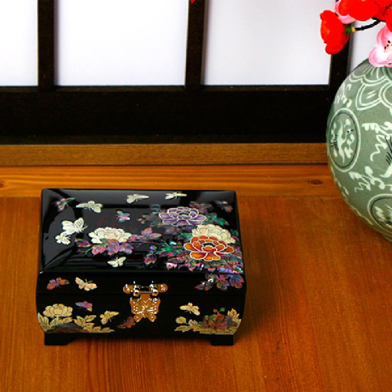 흑색 옻칠 위 자개 상감 기법으로 채색 목단과 나비 문양을 장식한 직사각 보석함.