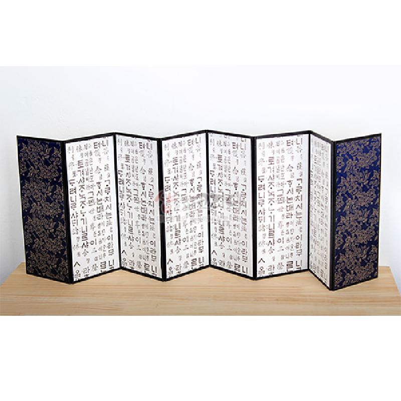 실크 재질의 8폭 병풍, 중앙 한글 서체 인쇄와 양쪽 단색 바탕에 금색 화조 문양이 어우러진 장식 병풍. 실크 재질의 8폭 병풍, 중앙 한글 서체 인쇄와 양쪽 단색 바탕에 금색 화조 문양이 어우러진 장식 병풍.