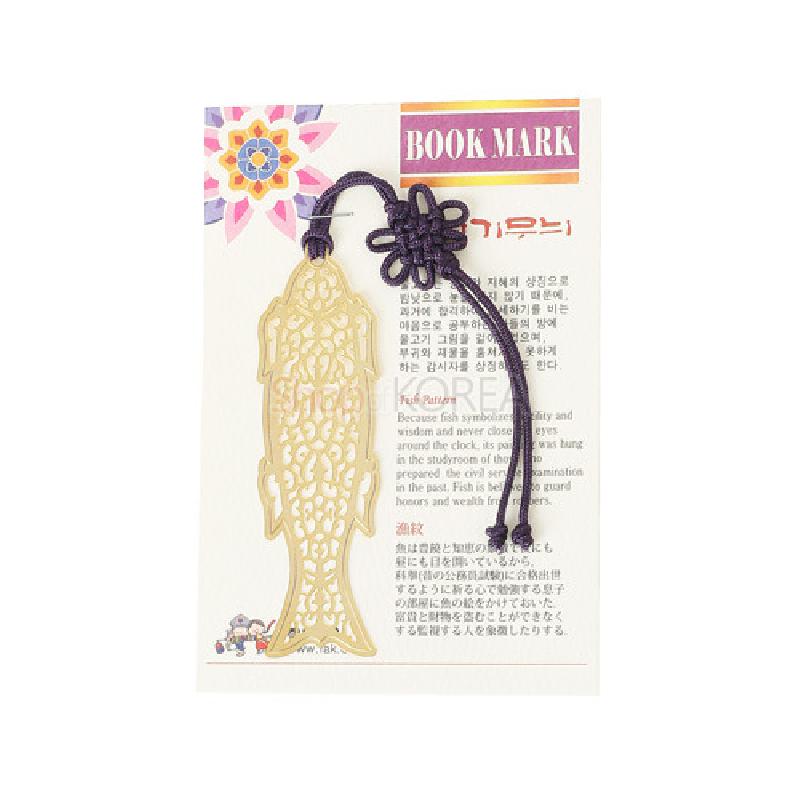 금장 금속으로 제작된 물고기형 투각 문양 책갈피와 보라색 전통 매듭 장식 끈. 금장 금속으로 제작된 물고기형 투각 문양 책갈피와 보라색 전통 매듭 장식 끈.