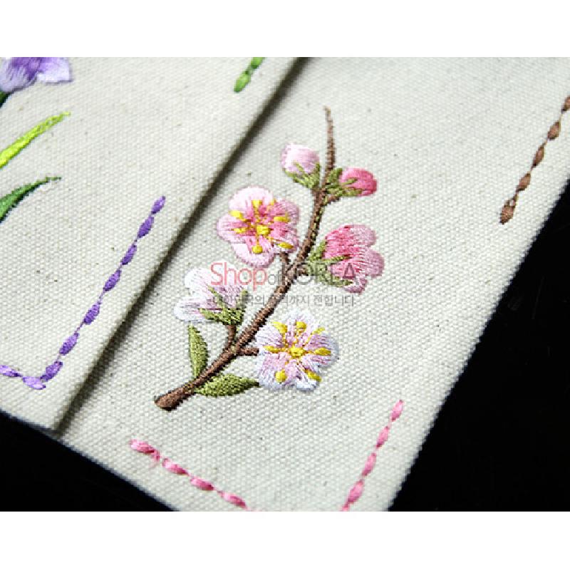 광목 소재 위에 분홍색과 흰색 매화 자수 문양과 컬러 실로 둘러 수놓은 선 장식이 특징인 식탁보. 광목 소재 위에 분홍색과 흰색 매화 자수 문양과 컬러 실로 둘러 수놓은 선 장식이 특징인 식탁보.