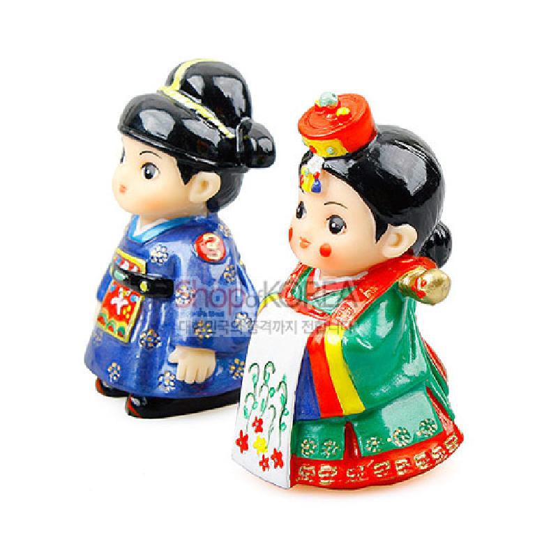 유광 도자 재질의 전통 혼례복 신랑신부 인형, 청색·녹색·적색의 대비 색채와 꽃문양 장식이 특징인 민속 장식품.