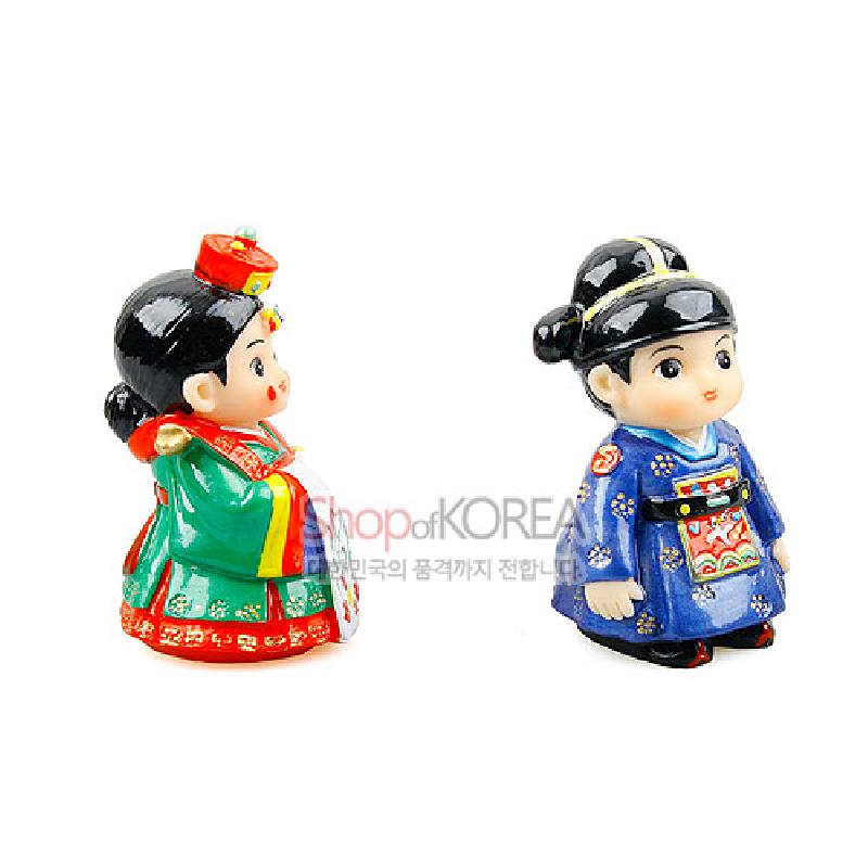 유광 도자 재질에 전통 혼례복을 입힌 신랑신부 민속인형, 청·홍·녹 대비 색채와 꽃·구름 문양 장식이 특징인 작품.