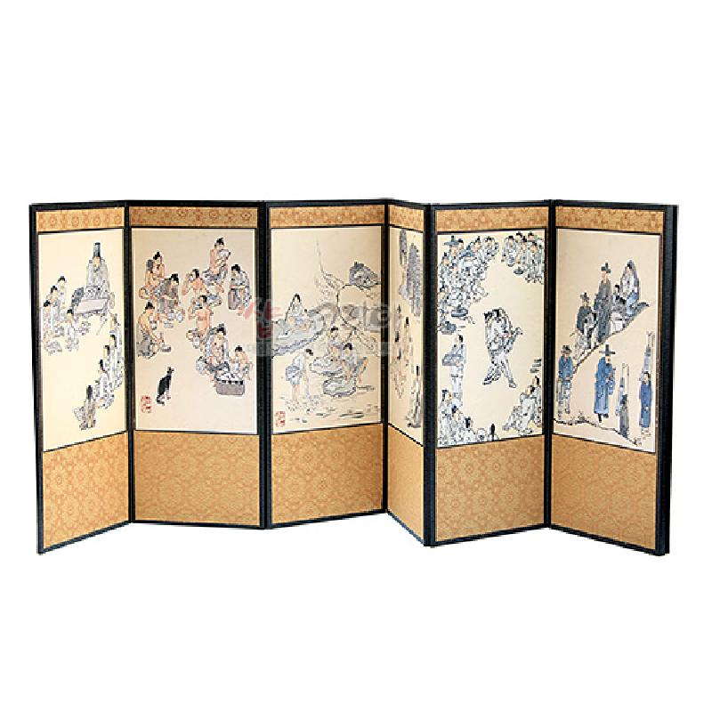 실크 재질에 김홍도 풍속화를 인쇄한 8폭 병풍, 상단 금색 전통 문양 배치와 하단 단청풍 꽃무늬 장식이 특징인 실내 장식품.