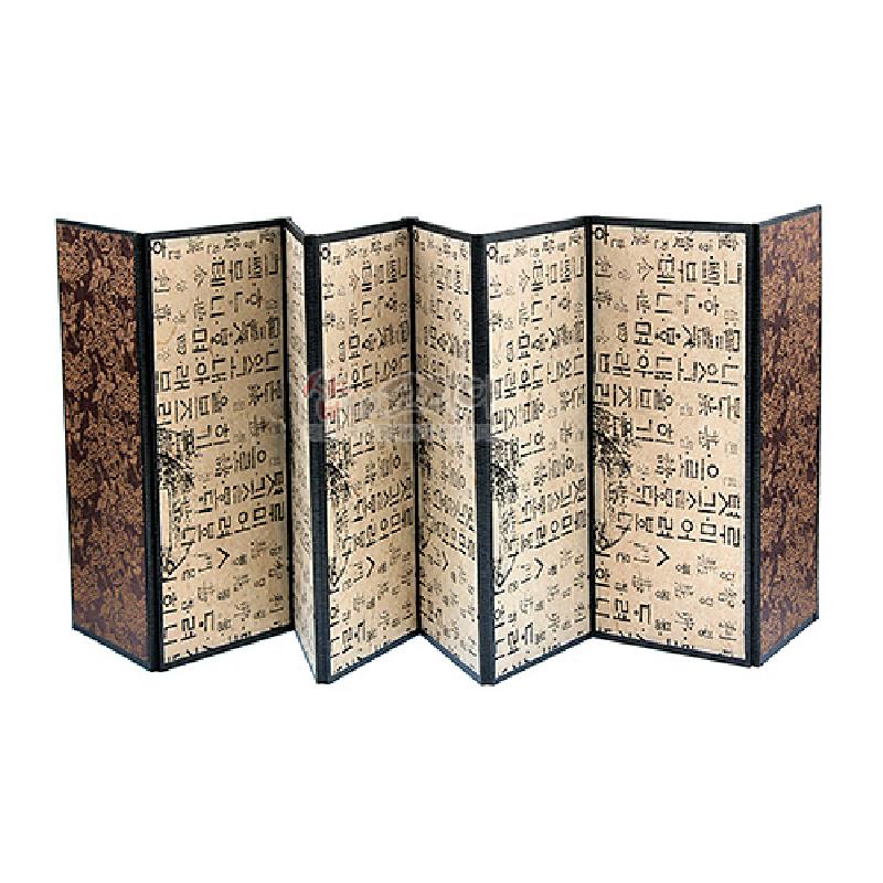 실크 재질에 한글 서체와 전통 문양이 인쇄된 8폭 병풍, 짙은 갈색 무늬 테두리 장식.