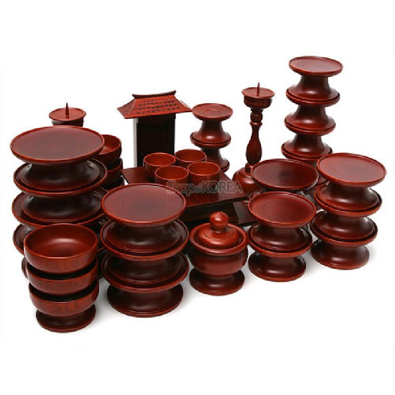 붉은 갈색 옻칠 처리된 나무 재질의 전통 제기 37조 세트, 단정한 곡선형 받침과 그릇 구성이 특징인 장식용 제기류.