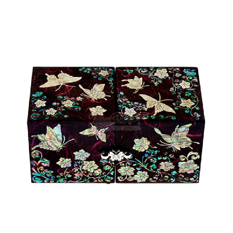 보라색 바탕 한지 위 자개 상감으로 당초문과 나비 문양을 장식한 쌍합 보관함.