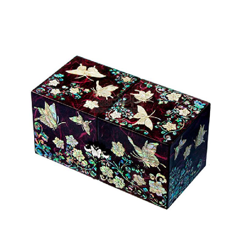 보라색 옻칠 바탕에 자개 상감으로 당초무늬와 나비 문양을 섬세하게 장식한 쌍합 보관함.