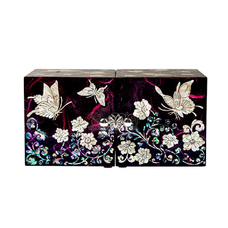 보라색 옻칠 바탕에 자개 상감으로 당초무늬와 나비, 꽃문양을 섬세하게 장식한 쌍합 보석함.