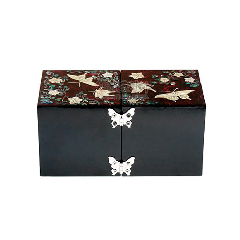 보라빛 옻칠 바탕에 자개 상감 당초와 나비 문양이 장식된 쌍합 형태 전통 목제 보석함.