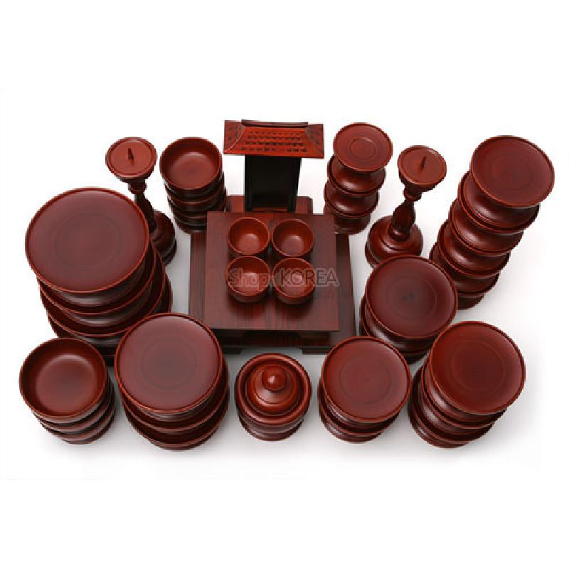 붉은 갈색 옻칠 마감의 목제 제기 세트, 다양한 크기의 접시와 종지, 촛대, 제기대 구성.