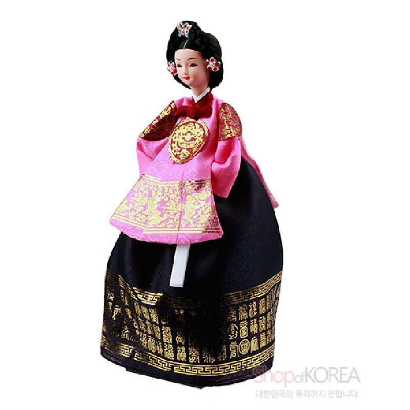 분홍색 비단 저고리와 남색 치마에 금색 전통 문양이 인쇄된 중전 한복 인형 장식.