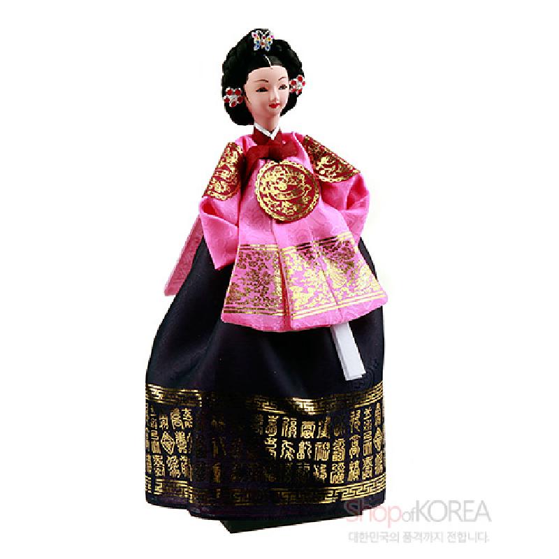 분홍색 비단 저고리에 금색 보문 자수와 남색 치마 금박 단으로 장식된 중전 한복 인형.