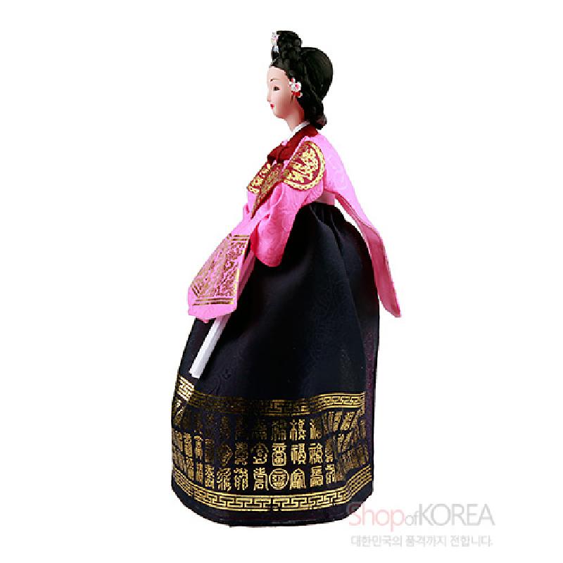 분홍 저고리와 남색 치마에 금색 전통 문양을 넣은 비단 한복 차림, 화려한 금박과 꽃 머리장식이 돋보이는 중전 한복 인형