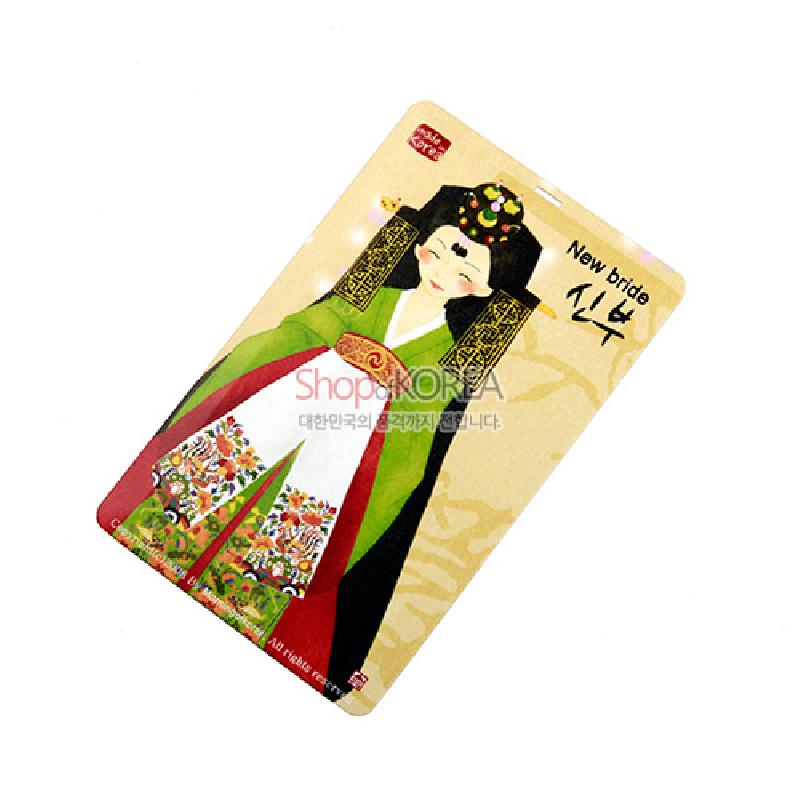 한복 예복을 입은 새신부 일러스트와 화려한 전통 자수 문양을 밝은 색감으로 표현한 카드형 USB 메모리.