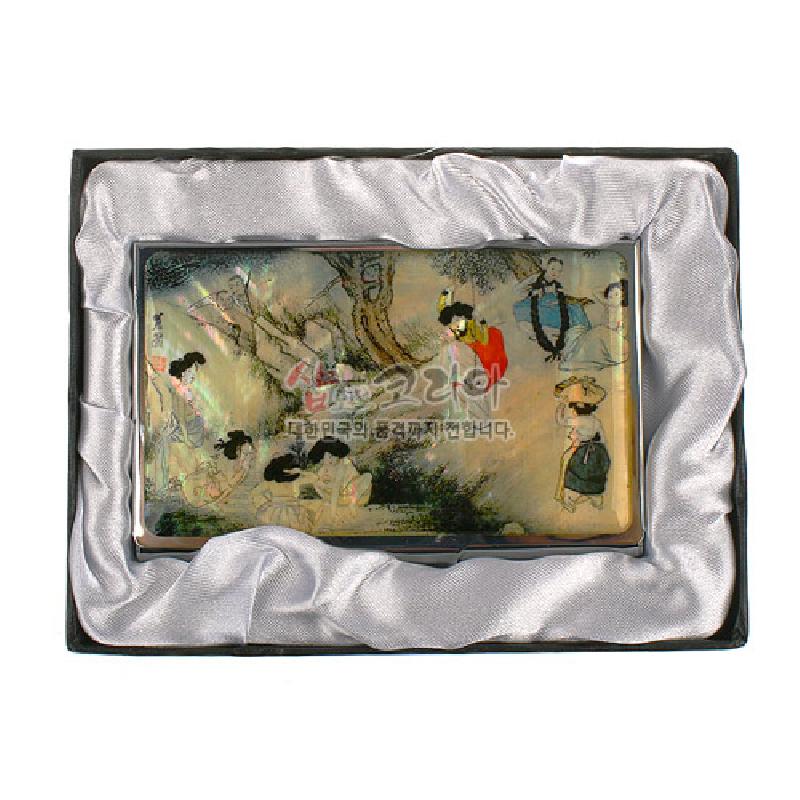 자개와 금속 재질 위에 단오도 풍속화를 섬세한 채색으로 표현한 사각형 명함집. 자개와 금속 재질 위에 단오도 풍속화를 섬세한 채색으로 표현한 사각형 명함집.