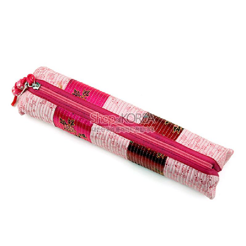 연분홍과 진분홍 누비 원단을 배색하고 꽃자수 문양을 더한 직사각형 필통형 파우치.