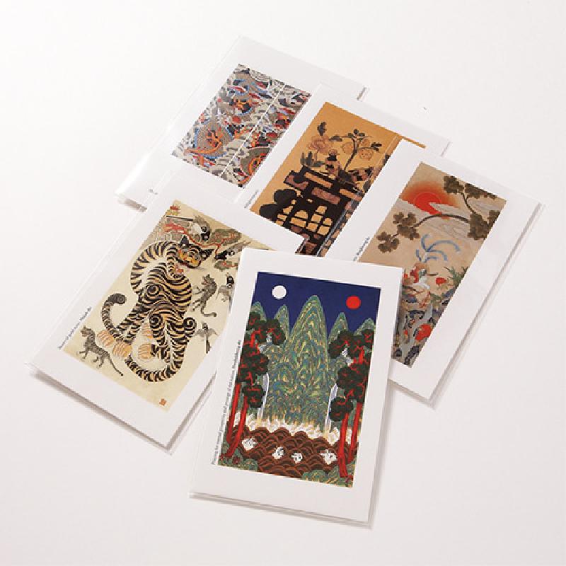 전통 민화 문양을 인쇄한 종이 재질 엽서 세트, 다채로운 색감과 상징적 동물·산수·문자도 그림이 특징인 디자인. 전통 민화 문양을 인쇄한 종이 재질 엽서 세트, 다채로운 색감과 상징적 동물·산수·문자도 그림이 특징인 디자인.