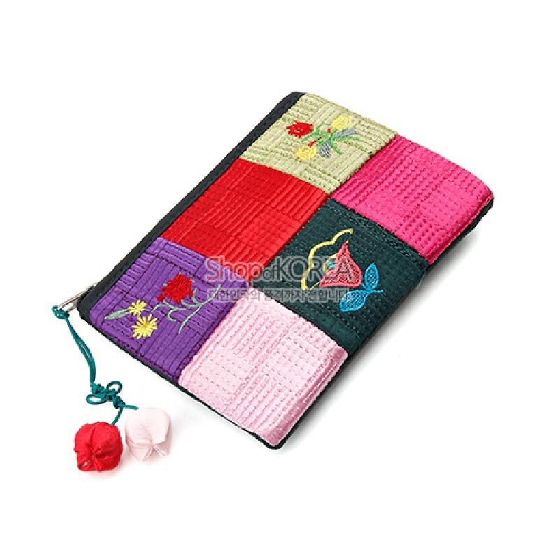색실로 누비한 비단 조각 패치와 꽃 자수 문양, 조릿대 실매듭 장식이 특징인 동전지갑.
