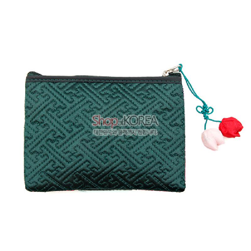 녹색 비단에 전통 기하학 누비 문양이 더해지고 지퍼 고리에 꽃 모양 매듭 장식을 단 동전지갑.