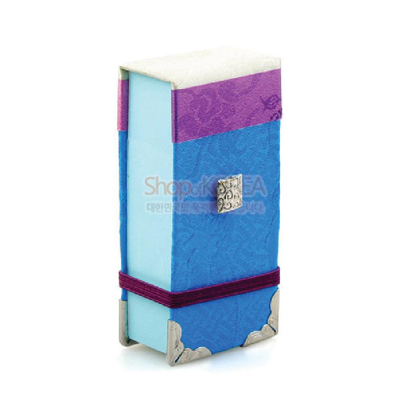 청색 비단에 전통 무늬를 넣고 자주색 비단 띠와 금속 모서리 장식, 중앙 금속 문양 장식이 있는 포스트잇 케이스.