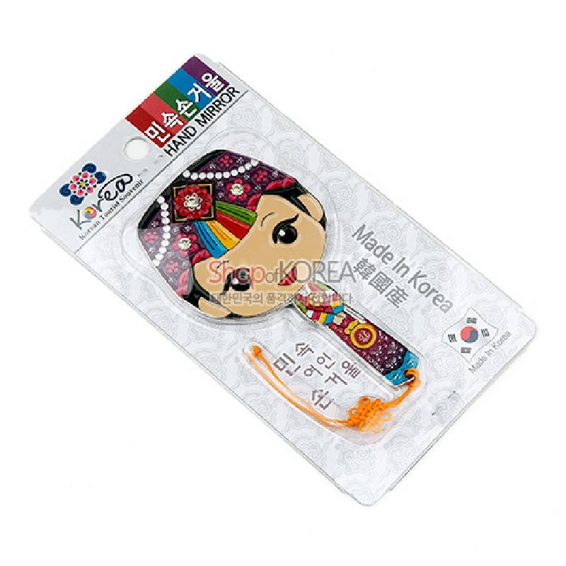 알록달록한 색동 한복과 전통 노리개 매듭 장식이 특징인 금속 손거울.